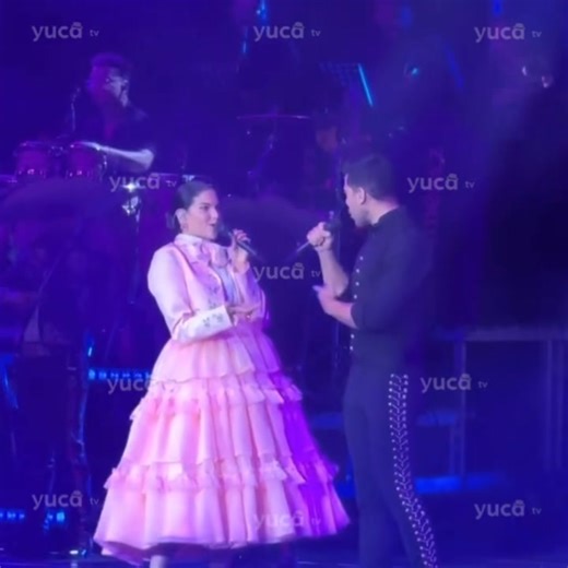 #NataliaJiménez cantando a dueto con #CarlosRivera es todo lo que necesitas ver hoy. 😍❤️ - EN MÉRIDA - La intérprete de “Creo en mí” se presentará el 21 de febrero en #ForoGNPSeguros como parte de la gira #LaJiménez. 🔥🎶🎤 🎟️ Boletos a la venta en taquilla y en www.eticket.mx. ¡Evita la reventa! Información de Yuca Tv 📹 #TikTok No mi ciela / Carlos Rivera Natalia Jimenez | Yuca Tv