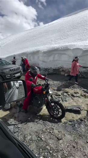 Royal Enfield Hunter 350 struggling at shinkula 😃 #hunter350 @Wanderlust_suraj06