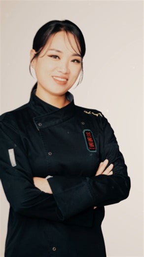 令兩位主廚都肅然起敬的「辣個女人」... 在《客家廚房》迫降啦！！！😲😲😲 🍊《廚師的迫降：客家廚房2》🥢 ▌㊐ 8 PM｜客家電視台、TVING ▌㊐ 9 PM｜LINE TV ▌㊐10PM｜中天綜合台 ▌㊅ 6 PM｜三立國際台 ▌㊅10PM｜三立台灣台、三立綜合台 ▌㊅10PM｜中天娛樂台（1/10起開播EP1） 🌎🌏 全球熱播中 🖥📺 #客家廚房2 #HakkaKitchen2 #하카의부엌2 #利特 #温昇豪 #孝淵 #陳庭妮 #李元日 #江宏傑 #趙序衡 #喜飯 #鄭智善 | 廚師的迫降：客家廚房 셰프의 불시착 : 하카의 부엌