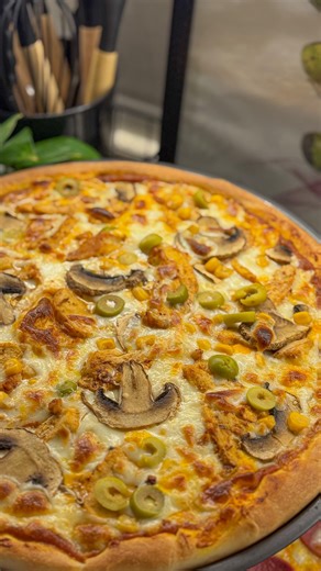 𝗡𝗢𝗢𝗥 𝗠𝗢𝗛𝗔𝗠𝗠𝗔𝗗 | ‎⁨ 🍕 البيتزا ع طريقتي جننن 6/كوب طحين ملعقتين حليب باودر ملعقة شكر ملعقة خميرة ملعقة وسط ملح بيضة واحد كوب وربع ماي نصف كوب زيت...‎ | Instagram