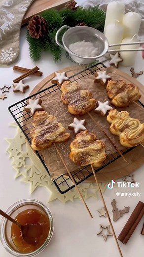 Easy puff pastry christmas trees🎄with sugar cinnamon butter 🤎 You can use jam or hazelnut spread 😋👍🏻 Need a sweet christmas treat or a last minute gift idea? Then you need to try this simple and easy recipe! #puffpastry #blätterteig #cinnamonrolls #blätterteigrezepte #sugarcinnamon #cinnamonpastry #einfacherezepte #puffpastryrecipes #kawaiifood #christmasrecipes #holidaybaking #cinnamoncookies #christmasdesserts #christmasvibes #winterrecipes #easybaking #bakewithme #zimtsterne #cinnamonrec