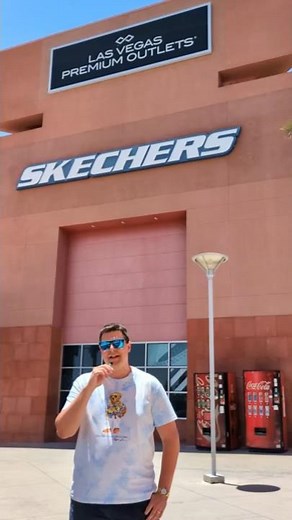 🛍️ Shopping on the cheap in Vegas? Head to Premium Outlets North!