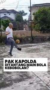 30K views · 242 reactions | Hari ini pak kapolda ditantang main bola sama anak-anak Komplek Taman Kota…. Selesai bermain bola pak kapolda mengajak anak-anak serta ajak orang tuanya lebaran nanti main kerumah bapak kapolda… @divisihumaspolri @listyosigitprabowo @spripim.polri | Polda kep babel | Facebook