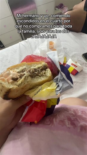 Comiendo a escondidas con mi hermano