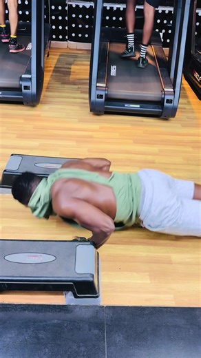 🔥 CORE & BACK ANNIHILATION DAY 🔥 No gym machines. No excuses. Just me, gravity, and these dumbbells trying to break me. → Heavy dumbbell pullovers → Plank pull-throughs → Inverted rows Burning lats. Screaming core. Sweating bullets. This is the kind of session that separates the committed from the casual. If your back isn’t on fire and your abs aren’t begging for mercy... you’re not going hard enough. 💀 Who’s hitting this kind of intensity today? Drop a 🔥 if you’re in, or tag a friend who ne