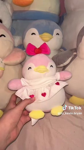 Organizando mis peluches en la cama