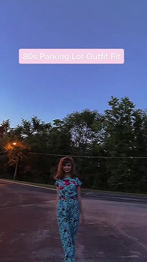 Very random but i loved my outfit and the background. #80s #1980s #1980saesthetic #aestetic #vintage #vintagevibes