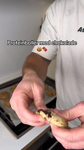 8K views · 6 comments | Proteinboller med chokolade  12 boller i opskriften ️ Ingredienser: 250g havregryn 350g hytteost (1,5%) 4 æg 1 tsk bagepulver 1 tsk salt 100g chokolade Næringsindhold pr. Bolle: Kalorier: 156 Protein: 9g Kulhydrat: 14g Fedt: 6g Du kan opbevare dem i en pose i køleskabet eller fryseren. Kunne du tænke dig at modtage mine opskrifter HVER torsdag? 襤 Så skriv “opskrifter” i kommentarfeltet  | Frederik Aagaard - Personlig Træner | Facebook