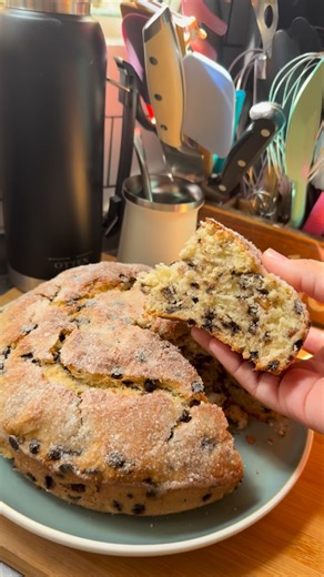 Jessica Santillan on Instagram: "Hagamos un pan dulce matero, ideal para acompañar los mates de acá hasta que lleguen los reyes 😅. Necesitas : 1 taza de leche tibia (240cc) 100gr de manteca derretida 25 gr de levadura fresca Media taza de azúcar (220gr) 2 huevos Esencia de vainilla y ralladura de naranja 🍊 3 tazas y media de harina 0000 Relleno: chips de chocolate , frutos secos, lo que quieras. Y ya sabes, todo lo que necesites para cocinar lo podes conseguir en @bazarchef Horno medio por 30
