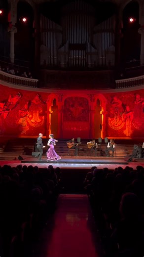 🇪🇸 ¿Alguna vez te has preguntado por qué el flamenco emociona tanto? No es solo música, no es solo danza… es un lenguaje completo. El taconeo es una respuesta, el cante es una confesión, las palmas son el impulso del corazón. Cada gesto significa algo, cada compás es una historia que se revela en el escenario. Y cuanto más lo miras, más preguntas — y más respuestas — te regala. 🔥 🇬🇧 Have you ever wondered why flamenco moves us so deeply? It’s not just music, it’s not just dance… it’s a full