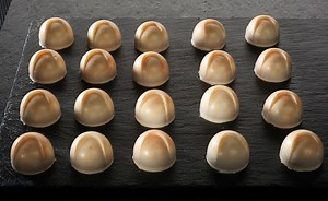 ¿Queréis sorprender a alguien con un dulce muy goloso? En el vídeo os enseño cómo preparar unos exquisitos bombones de chocolate blanco rellenos de maracuyá. ¡Están de vicio! 🍬🤤 Podéis ver la receta escrita en est enlace 👉 https://www.hogarmania.com/cocina/recetas/postres/bombones-chocolate-blanco-maracuya-37039.html?utm_source=Facebook&utm_medium=social&utm_perfil=Joseba&utm_campaign=bombones-chocolate-blanco-maracuya | Joseba Arguiñano