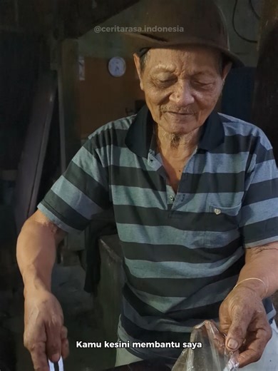 Terimakasih warga online yang sudah bantu nglarisi dagangan Pak Ranudiarjo❤️ Setelah 2 mingguan yang lalu kami buat video dagangan beliau, hari ini kami kembali dan mendengar kabar menyenangkan. Sate dan gulainya selalu habis gasik, gulai yang biasanya 3 kilo kini bisa 10 kilo, begitupun satenya. Alhamdulillah. Sekali lagi, manteman terima kasih ya!❤️ Buka tiap hari Jam 15.30 - 21.30 WIB Lokasi maps aja : Warung Sate Kambing Ki Ranu Diharjo sebelum perempatan Desa Kembaran, Kecamatan Kembaran, K