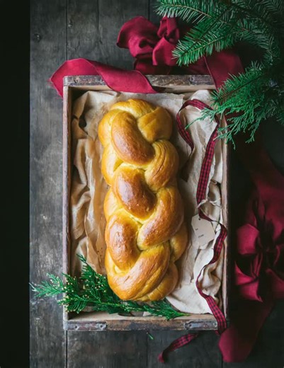 ❤️ Here’s how I do a simple 4-strand challah braid. Once you get the hang of the pattern, you just repeat it all the way down the loaf! ⭐️ My hack for mastering the braid is to get four strands of thick yarn, tie them together at the top, and then tape it to a table. Then you can repeat the braid as many times as you like before moving on to dough! ✅ Get the recipe and step-by-step braiding guide for this delicious Holiday Challah in my Vegan Holiday e-Cookbook! ✅ To order your copy, tap the lin