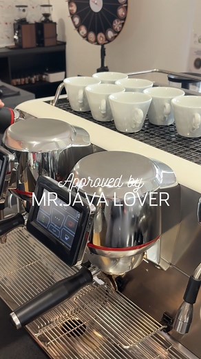 Ein echter Barista-Tipp vom Profi Mr. JAVA Lover: „Kondenswasser killt den Geschmack“. 💧 Warum das so ist und wie ihr’s verhindert, erklärt euch Barista Benjamin Graf in Folge 3 von JAVA Tricks & Tassenwissen. 💡☕️ So simpel und doch so wichtig! | Transgourmet Österreich