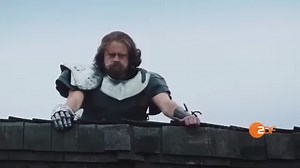 Das werdet Ihr dann am der Sendung am Freitag in voller Länge in Sketch History sehen. Wie? Falsche Präposition? ... ach IN der Sendung. Hm. Aber Götz sieht das doch auch anders. Oder wie jetzt? Geschichte mal anders. Morgen, um 23:00 Uhr. | ZDF