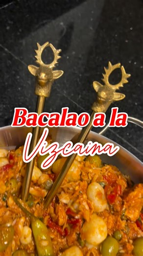 BACALO A LA VIZCAINA … 🚨importante: Desala 2 días antes cada 8 horas … “POV: haces un bacalao increíble y te das cuenta tarde de que faltaba la almendra fileteada “ 😮‍💨🔥 Receta bacalao a la vizcaína … 12 personas 1. Aceite de oliva: 250 ml 2. Cebolla blanca: 2 piezas grandes (500 g), picada 3. Ajo: 7 dientes (35 g), picado 4. Jitomate (para asar y licuar): 1.5 kg 5. Chile guajillo seco: 5 piezas sin venas ni semillas, hidratado 6. Bacalao salado: 1.5 kg (ya sin piel ni espinas) 7. Mini papas