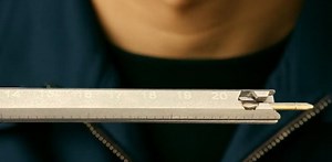 工具箱がポケットに？ 測る・書く・締めるが1本で完結する｢チタン製マルチペン｣がすごすぎた