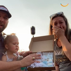 Jera and Charlie sent family and friends cookies revealing their new baby's gender and captured the reactions 🍪👶 | Happily