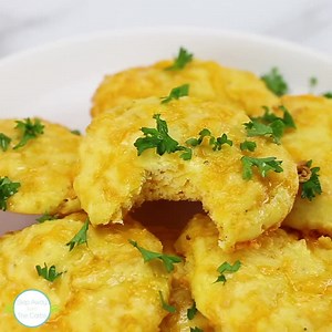 These cheddar biscuits are a low carb version of the ones you get in Red Lobster! Cheesy, buttery, and delicious! Keto, LCHF and gluten free recipe. https://stepawayfromthecarbs.com/low-carb-cheddar-biscuits/ | Step Away From The Carbs