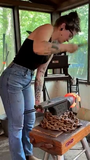 Making welded bar shoes by hand 🐴🤯 | UNILAD Tech