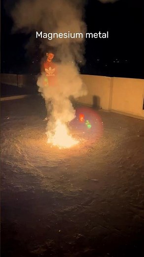 Magnesium metal reaction with water after caughting fire || #scienceexperiment #trendingshorts