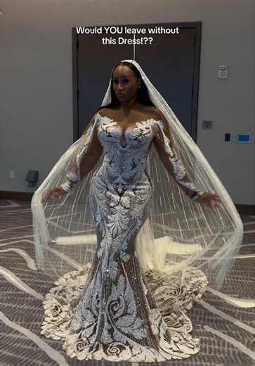 A true stow shopper for thee most daring of Brides! 🤭 Are you leaving without Saying yes to this dress? #alonuko #trunkshow #houston #4thapril