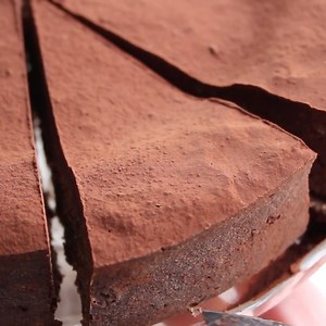 This 5 ingredient keto chocolate cake is the easiest fudgy sugar free cake ever! | Sugar Free Londoner - Low Carb Recipes