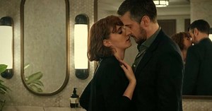Cena sensual da nova série picante da Netflix foi improvisada - e mudou para a sempre a reputação dos travesseiros de hotel