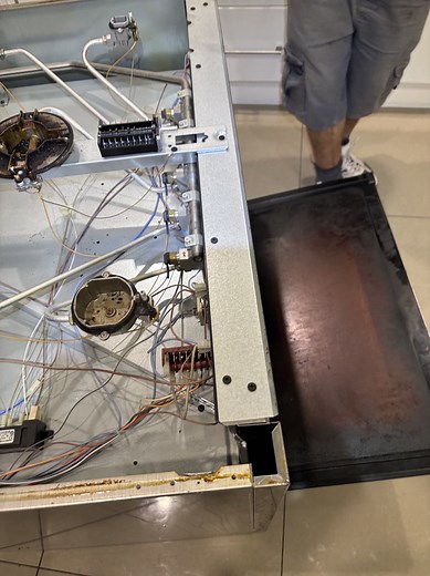 Blanco freestanding oven not switching on? 🔧⚡️ This unit had a burnt-out selector switch causing the dial to fail. We replaced the selector switch, oven seal, and fan-forced element—now everything is heating perfectly again! 🔥✨ ✨ Oven Care Tips: • If your oven dial feels loose or inconsistent, get it inspected early • Keep the oven seal clean and intact to maintain proper heat • Avoid slamming the oven door—this can damage seals and switches • If you notice uneven heating, it may be a sign the