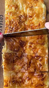 Pateuri cu branza la tava. Pufoase, delicioase si super usor de pregatit. Bune atat calde, cat si reci. Ne apucam de treaba? 📝Lista ingrediente: - aluat pentru foi de placinta (foi subtiri); - 500 g de branza sarata; - 4 linguri de smantana (sau iaurt foarte gras); - un ou; - 200 ml lapte; - 2-3 linguri de unt topit; - pentru uns: un galbenus de ou si o lingura de lapte; 👩🏻‍🍳Mod de pregatire: Pentru inceput pregatim mixul de umplutura din branza rasa, smantana sau iaurt gras, ou si lapte. Lu