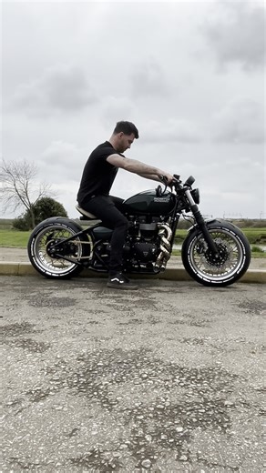 The sound of the Porsche Racing Green Bobber is something else with our handcrafted twisted exhaust. This bike features a V4 Wide wheel kit and a tan leather seat cover with diamond stitching. To find out more about this Bobber that's for sale use the link in our bio or DM us. #thorntonhundredmotorcycles #thorntonhundred #triumphbonnevillebobber #bobber #Porsche #bespoke | Thornton Hundred Motorcycles