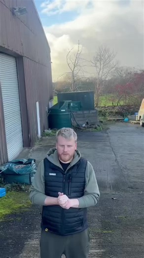 We often get asked how well our conversion kits cope with hills and inclines. I’d say based off this they cope very well 🤫 #ukbarrowconversions #powerbarrow #carpbarrow #carporter #fishingbarrow