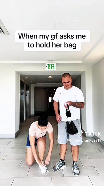 When my girl asks me to hold her bag 😂 #scare #prank #funnyprank #viralvideo #fypシ #tiktok2025 #trending #funnyvideo #jumpscare #scareprank #newyear #funny #scarecam #challenge #laugh
