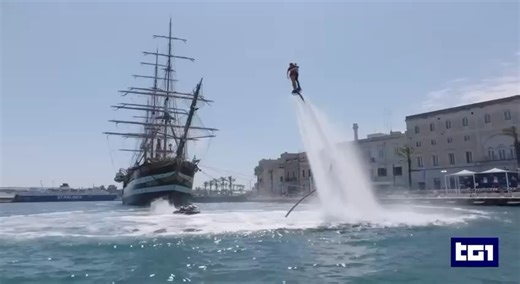 Show a #Brindisi per la nave Vespucci: il veliero della Marina Militare accolto da un’eccezionale esibizione sul mare. #Tg1 Valentina Bisti | Tg1