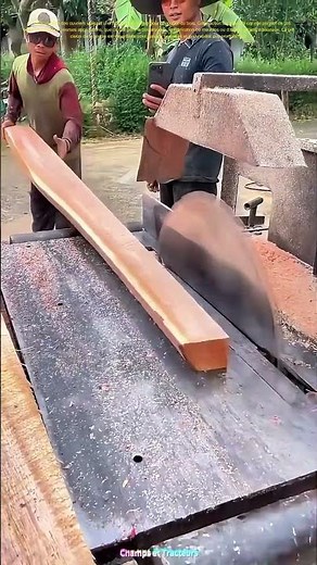Coupez le bois avec précision : Comment les ouvriers maîtrisent-ils cette technique essentielle ?