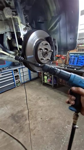 #balljoint #mechanic #ремонтходовойчасти #съемник #automobile На данном съёмнике нет фиксации для головки.