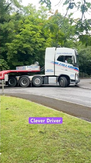 Clever UK Truck Driver Shows Expert Skills! 🚛🧠 #TruckDriver #UKTrucking