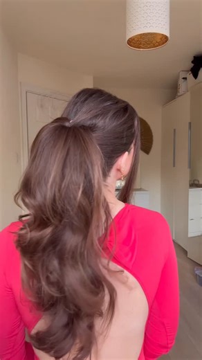Anna Stubbs | Hair Tips & Hair Tutorials Content Creator on Instagram: "Christmas Hairstyle Ideas 🎄❤️ Part One A festive volumized ponytail using a claw clip quick, soft and perfect for every holiday event ✨ This easy claw clip ponytail hack gives instant lift, volume + that gorgeous holiday glam look without heat 🤍 Perfect for Christmas parties, cosy gatherings, and winter outfit days ❄️🎁 Save this Christmas ponytail tutorial for your holiday hair inspo 💫 @boohoo top #ponytailhairstyles #ch