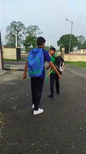 🏫🏫👬🎒🎒