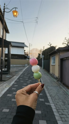 Emojis que SÍ se pueden probar en Japón 🇯🇵🍴 🍣 Sushi: arroz avinagrado con pescado crudo o mariscos. 🍱 Bento: cajita con arroz, carne o pescado y vegetales. 🍜 Ramen: sopa de fideos con caldo (soja, miso o cerdo). 🍤 Tempura: mariscos o verduras fritas en rebozado liviano. 🍙 Onigiri: triángulo de arroz relleno (atún, salmón, umeboshi). 🥟 Gyoza: empanaditas japonesas a la plancha. 🍡 Dango: bolitas de arroz dulce en brochette. 🍢 Oden: brochettes hervidas en caldo (muy típico en invierno). 