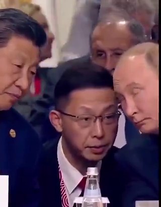 🇨🇳🇷🇺 La presión invisible de la diplomaciaEn esta imagen vemos a Xi Jinping y Vladimir Putin en una reunión cara a cara. Entre ellos, un intérprete que traduce en tiempo real, sabiendo que un error en una sola sílaba podría desencadenar una crisis internacional.Un solo hombre cargando con la responsabilidad de transmitir no solo palabras, sino intención, tono y respeto entre dos de las potencias más importantes del mundo.Esto nos recuerda que detrás de las grandes cumbres no solo hay líderes