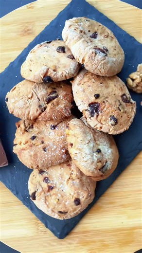 🍪 Let’s bake chocolate walnut cookies — crispy outside, soft inside, and ready in no time! 🍫💖 Here’s how 👇 1️⃣ Mix butter & sugar until creamy. 2️⃣ Add egg sour cream, then mix. 3️⃣ Add flour & baking powder — knead the dough. 4️⃣ Stir in walnuts 🌰 and chocolate 🍫 5️⃣ Chill 15 min, shape & bake at 180°C for 25–30 min 🔥 ✨ Tip: Toast the walnuts for extra flavor and use your favorite chocolate! Perfect with coffee, tea, or a glass of milk ☕🥛 ❤️ Like, save & follow for more easy homemade de
