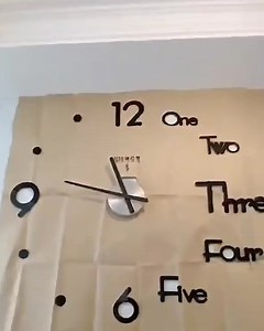  Die Mischung aus Zahlen und Buchstaben verleiht dieser Uhr einen besonderen Charme!  für moderne und stilvolle Innenräume  große Abmessungen  einfache Installation  https://vigoexpress.de/produkt/timeless-wall-clock-timeverse-2/?sp=7711i997 | Vigoexpress | Facebook