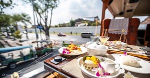 Thai Food & Sightseeing Bus Experience in Bangkok - Klook Australia