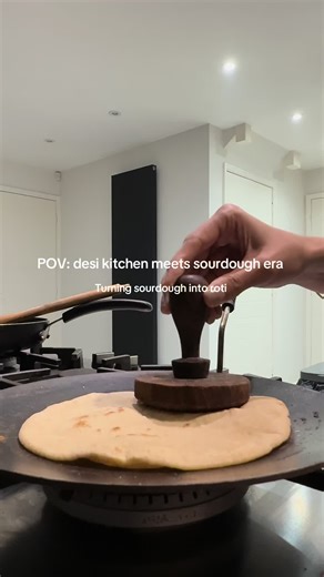 POV: you’re Punjabi but you bake sourdough so you try sourdough roti (with sourdough discard) #punjabi #desi #roti #sourdoughdiscardrecipes #quickrecipe