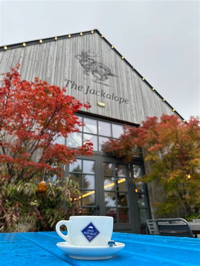 Nestled in Co. Leitrim, @the_jackalope_cafe is more than just a place to grab a coffee - it’s an experience 💫 Part of The Shed Distillery @gunpowder.gin.official, home of Drumshanbo Gunpowder Irish Gin, the café embodies the same mantra: “Making the Ordinary Extraordinary.” Every detail, from the space itself to what’s served in the cup, is thoughtfully considered. Through a close partnership built on shared values of quality, craftsmanship, and consistency, The Jackalope Café serves our RuCo c