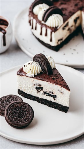 Wendy Sánchez | Cursos de repostería | Recetas on Instagram: "Este cheesecake frío de OREO es simplemente PERFECTO.😍⬇️ Sin horno. Sin gelatina. Sin espesantes. Cremoso, firme y listo para desmoldar como un profesional. Si quieres la RECETA COMPLETA + todos mis trucos, gratis, comenta “OREO“ y te la envío AHORA👌🏻 Y recuerda: esta es la base también sirve para hacer cheesecake frio de otros sabores: Kinder, Ferrero, chocolate blanco o frutos rojos… Guárdalo, porque no volverás a necesitar otra