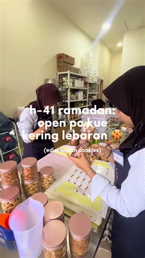 Kalau kata minDels sih PO kue kering lebarannya dari sekarang biar gak ketinggalan 😆🍪. Tester gratis tersedia di seluruh cabang Delscakery ya! Butter Cookies @delscakery 2026, aman pengirman ke seluruh Indonesia. Tersedia di Ecommerce (Shopee - TikTok Shop - Tokopedia) 💚🧡. Open fo reseller dan terima pesanan bulk 🍪 📍Blok M Square, Pujasera Blok Gks no.137 - Dekat Bakmi Piring (Setiap hari, 12.00 - 20.00) 📍Delscakery Dessert Cafe, Jl Raya Cilangkap no.1000, Jakarta Timur (Setiap hari, 09.0