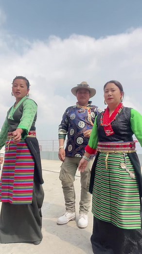 Group dance with Sis and brother #oldisgold #tibetansong #traditionaldress #rasuwamuser #losarvibes #foryoupage #bridhim #hookstep #fyp @Tashi Doma549 @kaisang Lopen Rasuwa