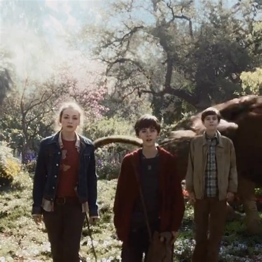 The Spiderwick Chronicles opens with a family already fractured, using fantasy not as escape but as confrontation. When the Grace siblings move into the old house, the discovery of a hidden world isn’t just magical — it’s disruptive. Creatures, rules, and ancient conflicts spill into their lives at the exact moment they’re least prepared to face anything together. The film understands that adventure stories hit harder when the real battle is emotional, not mythical. Jared’s anger, Simon’s fear, 